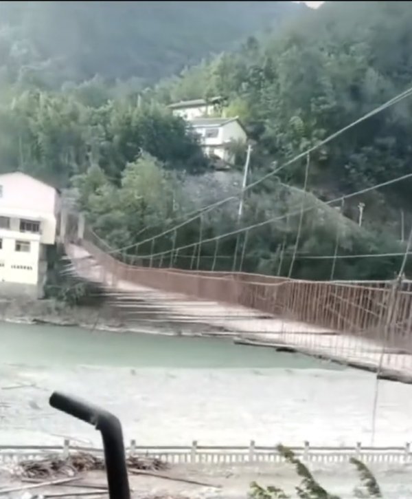 红太阳配资 强风掀翻铁索桥！重庆城口70岁乡村医生坠桥身亡